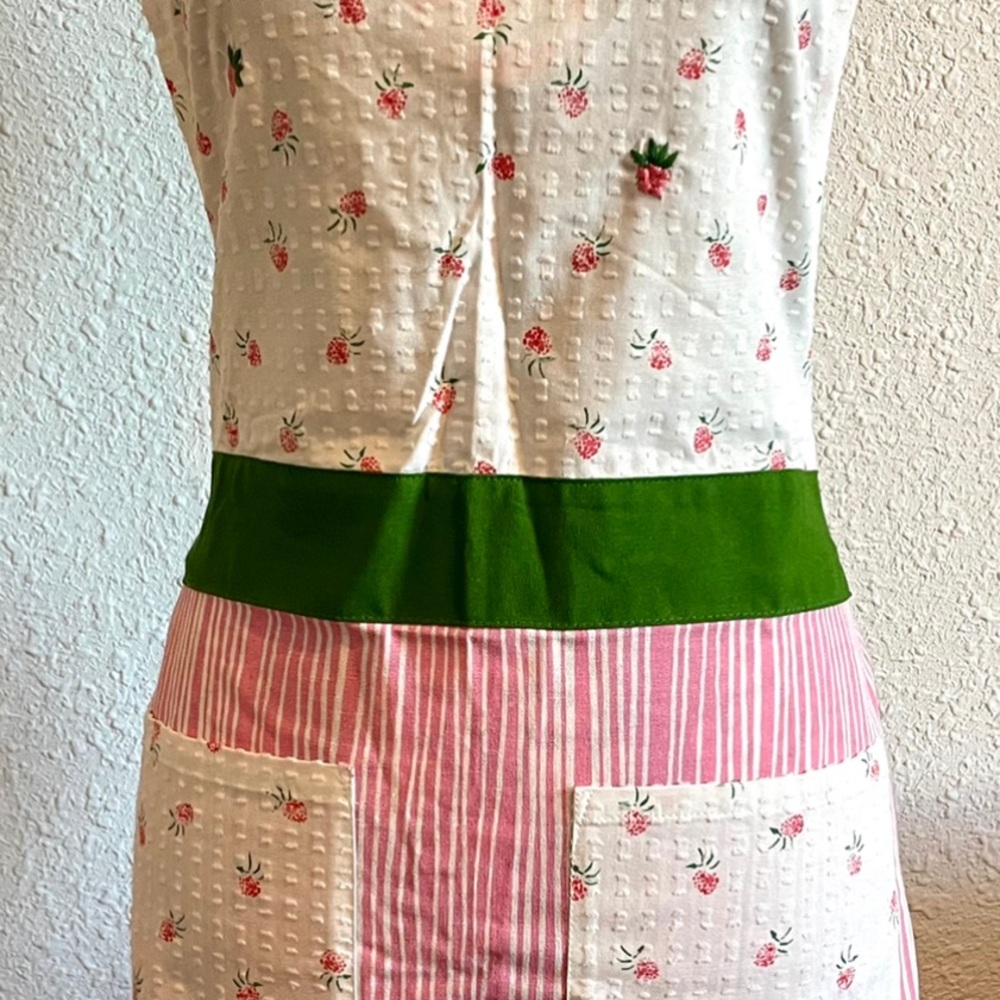 !! Final sale ✨NWT Embroidered Opalhouse Apron with Raspberries - Picture 2 of 5